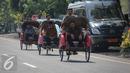 Sejumlah Tamu undangan menaiki becak menghadiri resepsi pernikahan Selvi Ananda dan Gibran di Gedung Graha Saba Buana, Solo, Jawa Tengah, Kamis (11/6/2015). Sebanyak 200 becak disediakan untuk mengantar tamu undangan. (Liputan6.com/Faizal Fanani)