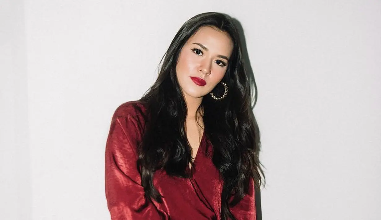 Warna merah menyala pun menjadi inspirasi ketika menggunakan makeup bold seperti Raisa. Agar lipstik ini  menjadi on point pada riasan wajahmu. Dok. Instagram @raisa6690