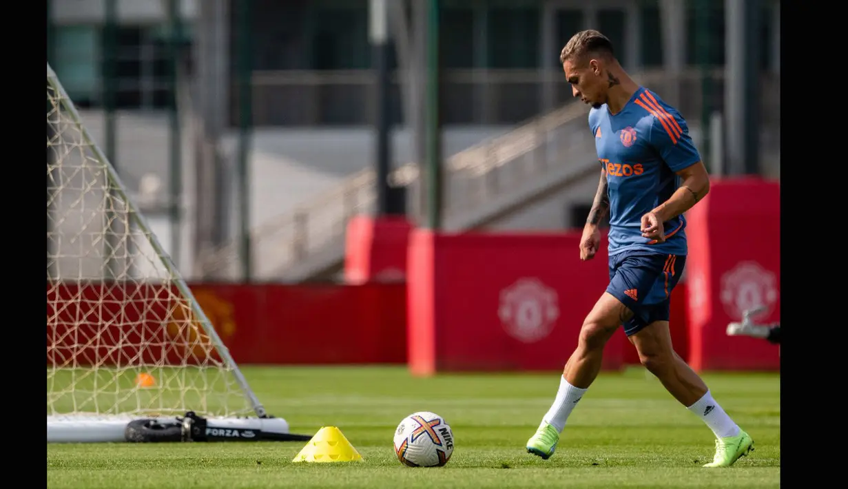 Transfer Antony ke Manchester United berjalan cukup rumit. Tiga tawaran awal MU ditolak mentah-mentah oleh Ajax Amsterdam.  (Twitter/@ManUtd)