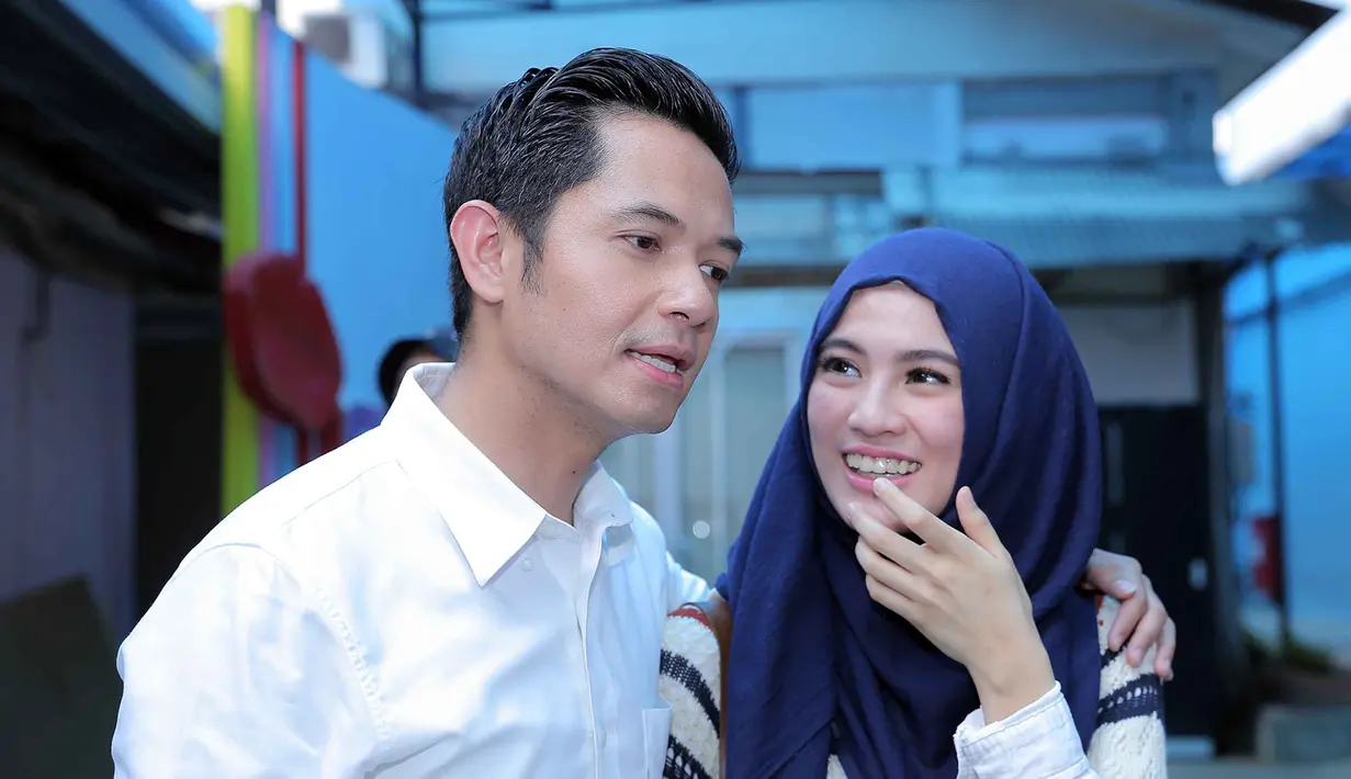 Keharmonisan keluarganya ini juga beberapa kali namanya masuk sebagai nominasi. Yang terbaru, pasangan ini meraih penghargaan sebagai Keluarga Kesayangan dan Daddy Kesayangan dalam ajang Mom & Kids Awards 2016. (Deki Prayoga/Bintang.com)