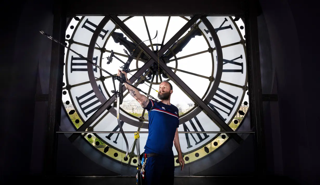 Atlet panah paralimpiade Prancis, Guillaume Toucoullet berpose di depan jam Museum Orsay di Paris, Prancis pada 4 April 2024, menjelang Olimpiade dan Paralimpiade Paris 2024. Tempat ini awalnya merupakan stasiun kereta api yang dibangun pada tahun 1900 namun telah diubah dan dibuka sebagai Museum Orsay (Musee d’Orsay) pada tahun 1986 dan menjadi koleksi lukisan Impresionis terbesar di dunia. (AFP/Franck Fife)