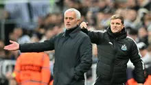 Jose Mourinho (kiri) pada laga Benfica versus Newcastle di ajang Liga Champions. (ANDY BUCHANAN / AFP)