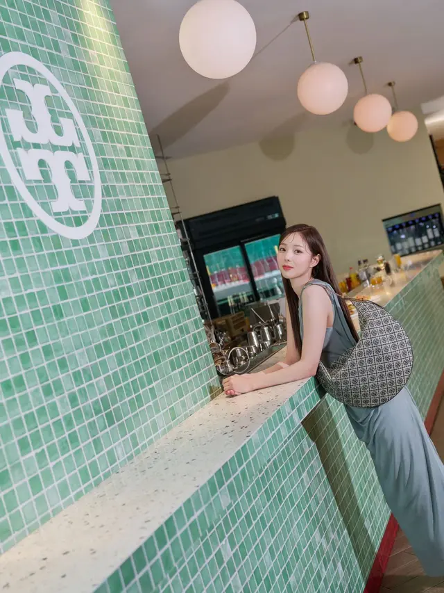 Gaya Elegan Chae Soo-bin di Acara Pembukaan Tory Burch Taipei, Jinjing Tas Seharga Rp12,9 Juta