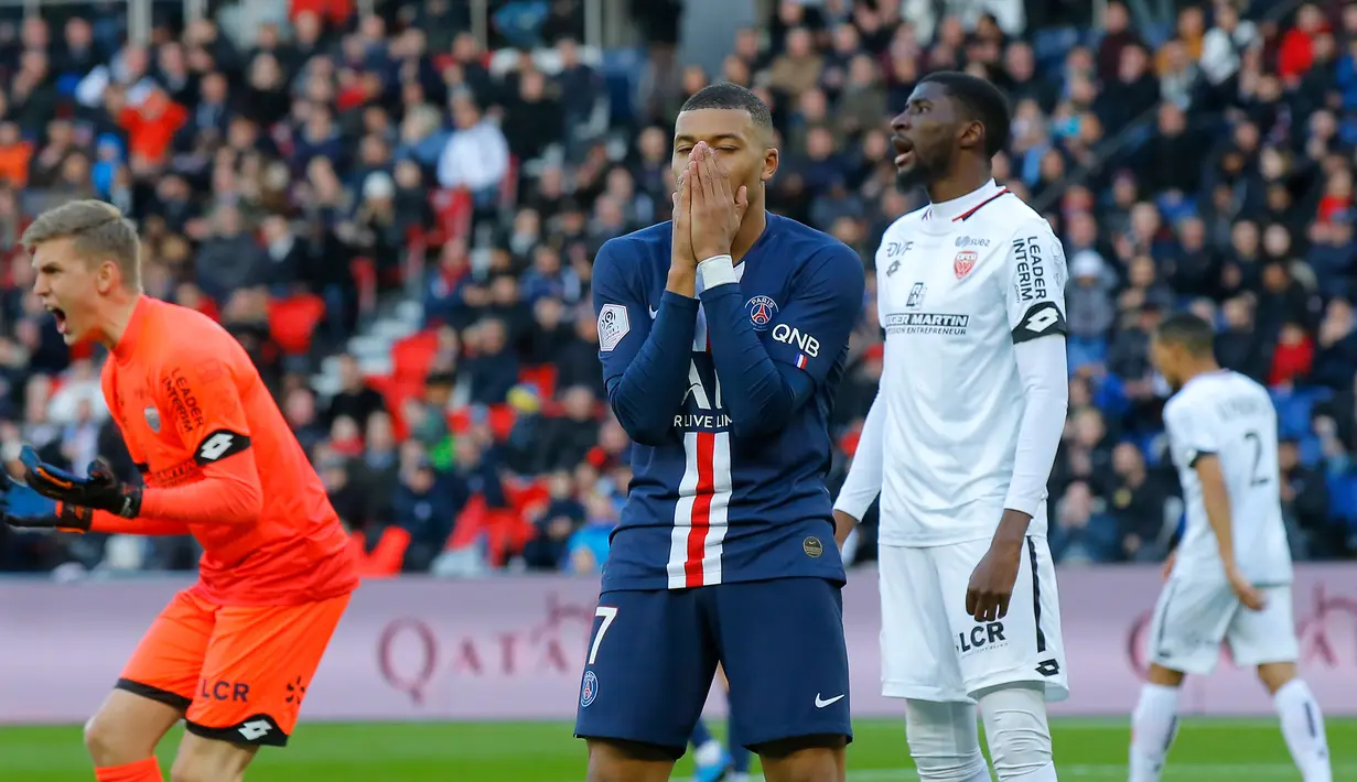 Pemain Paris Saint-Germain (PSG) Kylian Mbappe bereaksi setelah kehilangan peluang mencetak gol pada pertandingan Liga Prancis di Parc des Princes, Paris, Prancis, Sabtu (29/2/2020). PSG menang 4-0, Mbappe mencetak dua gol dan satu assist. (AP Photo/Michel Euler)