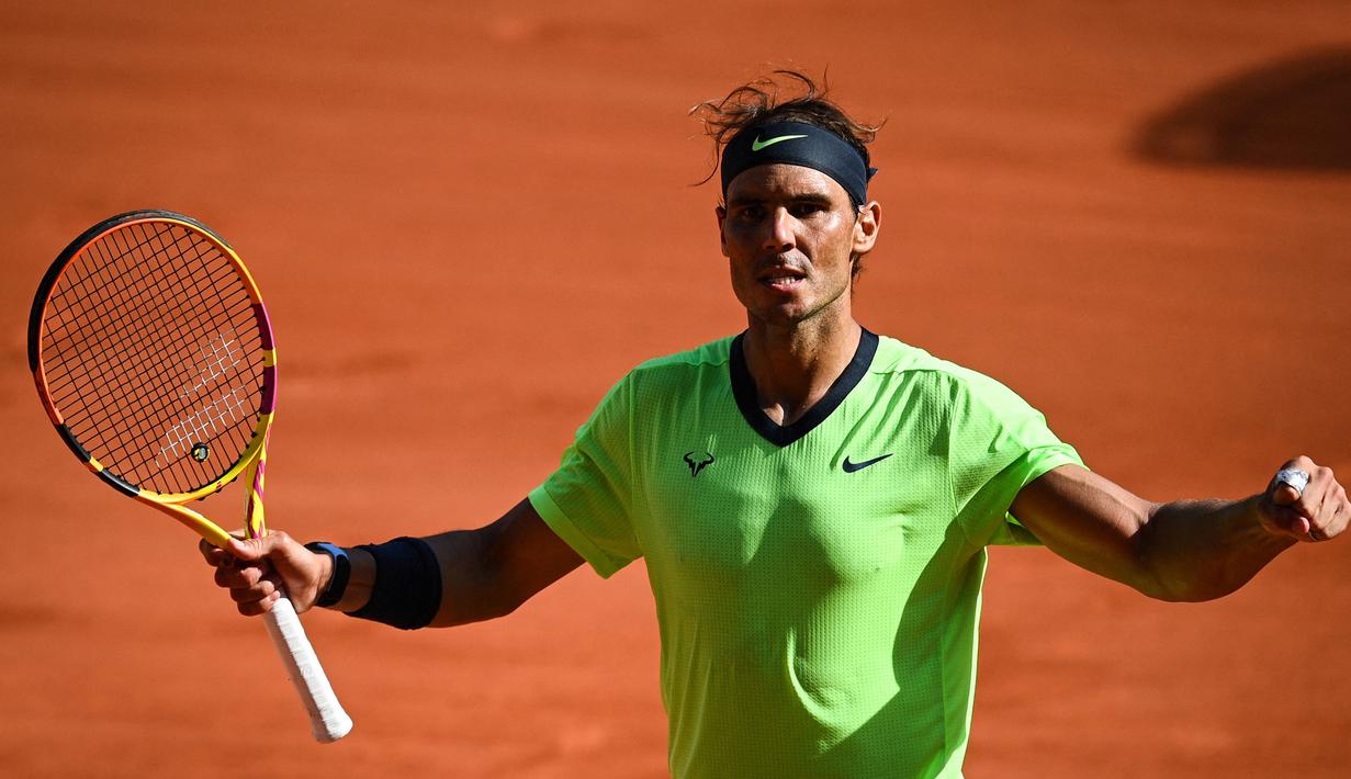 Di sisi lain, Rafael Nadal sukses mengakhiri pertandingan dengan skor 6-3, 4-6, 6-4, 6-0. Pertama kalinya dalam dua tahun, Nadal kehilangan satu set di Roland Garros ketika pertandingan melawan Diego Schwartzman di perempatfinal ini. (Foto: AFP/Anne-Christine Poujoulat)