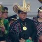 Erick Thohir dan istri, Elizabeth Tjandra yang mengenakan baju adat Rote, Nusa Tenggara Timur (NTT) di Upacara HUT ke-77 RI. (Tangkapan Layar YouTube/Sekretariat Presiden)