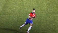 Striker Cile, Eduardo Vargas, merayakan gol kedua yang dicetaknya ke gawang Peru dalam semifinal Copa America 2015 yang berlangsung di Estadio Nacional Julio Martinez Pradanos di Santiago, Cile, (29/6/2015).  (EPA/Juan Carlos Cardenas)