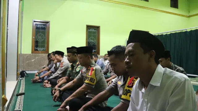 Nampak para anggota polres Garut tengah melakukan tarawih keliling dengan masyarakat