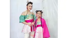 Ini dia penampilan Ayu Ting Ting dan Bilqis yang mencuri perhatian banyak netizen. Keduanya tampil menawan dalam balutan hanbok modern saat membawakan lagu dari Xdinary Heroes. (Liputan6.com/IG/@ayutingting92)