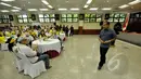 Calon Kapolri, Komjen Badrodin Haiti saat menghadiri pertemuan dengan civitas akademika dari berbagai perguruan tinggi di Indonesia di Markas Besar Polri, Jakarta, Minggu (22/2/2015). (Liputan6.com/Faizal Fanani)