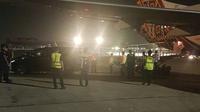 Jenazah almarhum Azyumardi Azra tiba di Bandara Soekarno-Hatta. (Liputan6.com/Pramita Tristiawati)