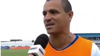 Pemain asal klub Brasil Agua Santa, Eder Loko, memiliki kebiasaan unik buang air kecil di celana pada saat bertanding. (The Sun)