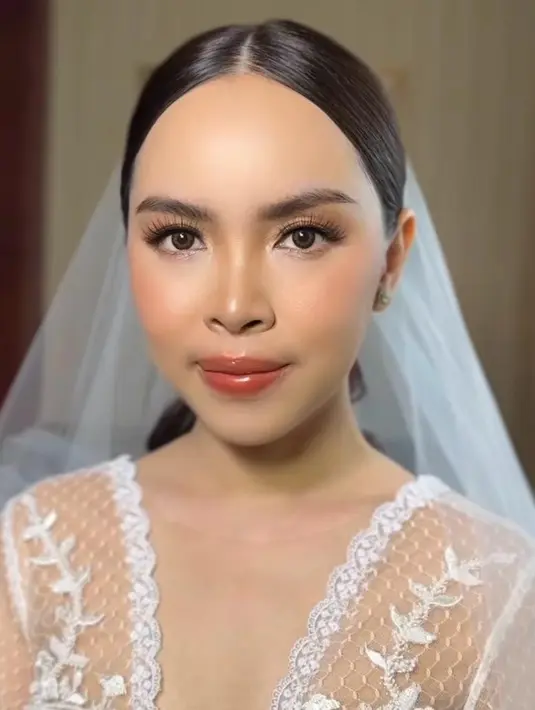 Pada area mata, di aplikasikan eyeshadow cokelat dengan sentuhan shimmer emas. [@minarbeauty]