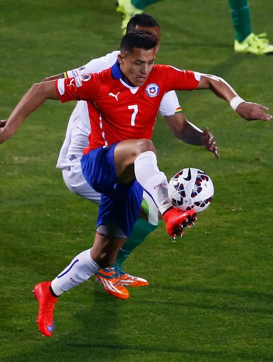 Penyerang Chile, Alexis Sanchez mengontrol bola dari kejaran bek Bolivia Edemir Rodriguez saat pertandingan Copa Amerika 2015 di Estadio Nacional, Santiago, Chile, (20/6/2015). Chile menang telak 5-0 atas Bolivia. (REUTERS/Ricardo Moraes)