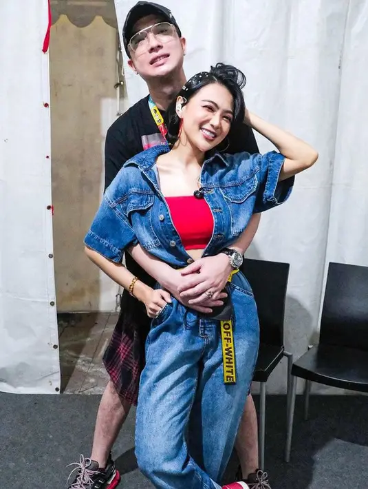 Wika Salim dan Max Adam yang kian romantis membuat banyak netizen berharap keduanya lekas naik pelaminan.  (instagram.com/wikasalim/maxadamkamil)