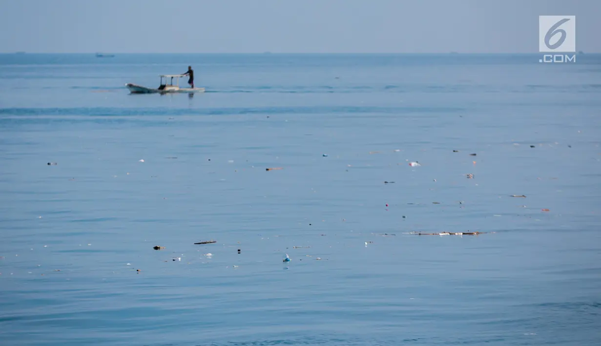 <p>Nelayan berlayar di antara sampah kiriman yang mengotori perairan Kepulauan Seribu di sekitar Pulau Pari dan Pulau Pramuka, Rabu (28/11). Sampah berasal dari wilayah luar Jakarta yang terbawa angin hingga ke perairan Jakarta. (Liputan6.com/Faizal Fanani)</p>