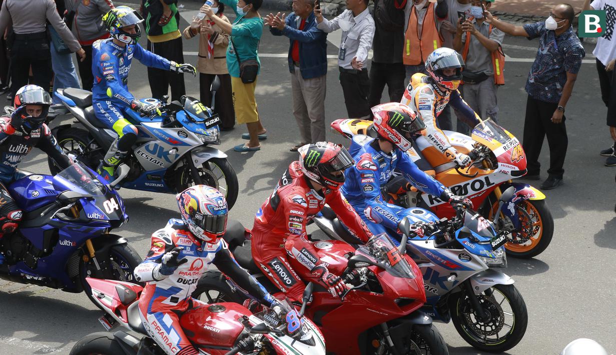 Pembalap Repsol Honda, Marc Marquez berada di posisi terdepan memimpin parade MotoGP di Jakarta. Marquez dan rider lainnya kemudian berkendara melintasi Jalan Thamrin hingga ke Bundaran HI. (Bola.com/M Iqbal Ichsan)