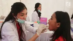 Siswa sedang periksa gigi pada acara Bulan Kesehatan Gigi Nasional (BKGN) di Senayan, Jakarta, Sabtu (8/9/2019). Riset Kesehatan Dasar (Riseksdas) 2018 menunjukkan bahwa 88,8% masyarakat Indonesia memiliki masalah gigi berlubang. (Liputan6.com/HO/Mail)