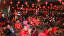 Bukan hanya orang dewasa tetapi anak-anak juga serius menonton  Liga Premier Inggris antara Liverpool vs Manchester United saat Nobar di Mall Sumarecon Bekasi, Jawa Barat, Minggu (17/1/2016). (Bola.com/Nicklas Hanoatubun)