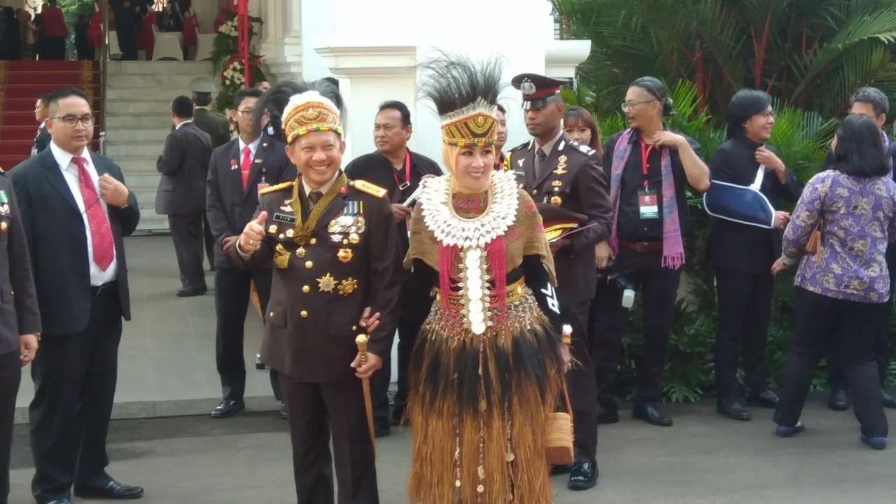 Kapolri Tito Karnavian dan istrinya di Istana 
