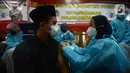 Petugas kesehatan menyuntikkan vaksin booster kepada warga di halaman Masjid Istiqlal, Jakarta, Selasa (5/4/2022). Kegiatan vaksinasi yang digelar Ditreskrimum Polda Metro Jaya ini menyediakan 1.000 dosis vaksin Pfizer dan Astrazeneca. (merdeka.com/Imam Buhori)