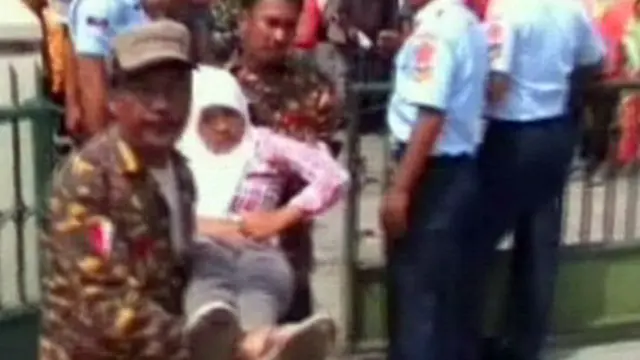 Panas-panasan, Warga Pingsan Antre Sembako Gratis