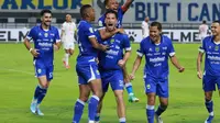 Selebrasi gelandang Persib Bandung, Thom Haye usai mencetak gol lewat tendangan penalti ke gawang Malut United dalam laga pekan ke-20 BRI Super League 2025/2026, Jumat (6/2/2026). (Bola.com/Erwin Snaz)