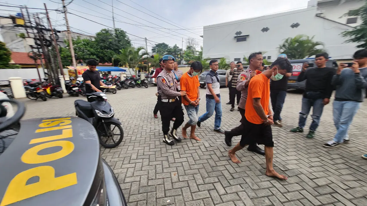 Dua kawanan curanmor saat di bawa ke Polsek Sukmajaya, Depok.