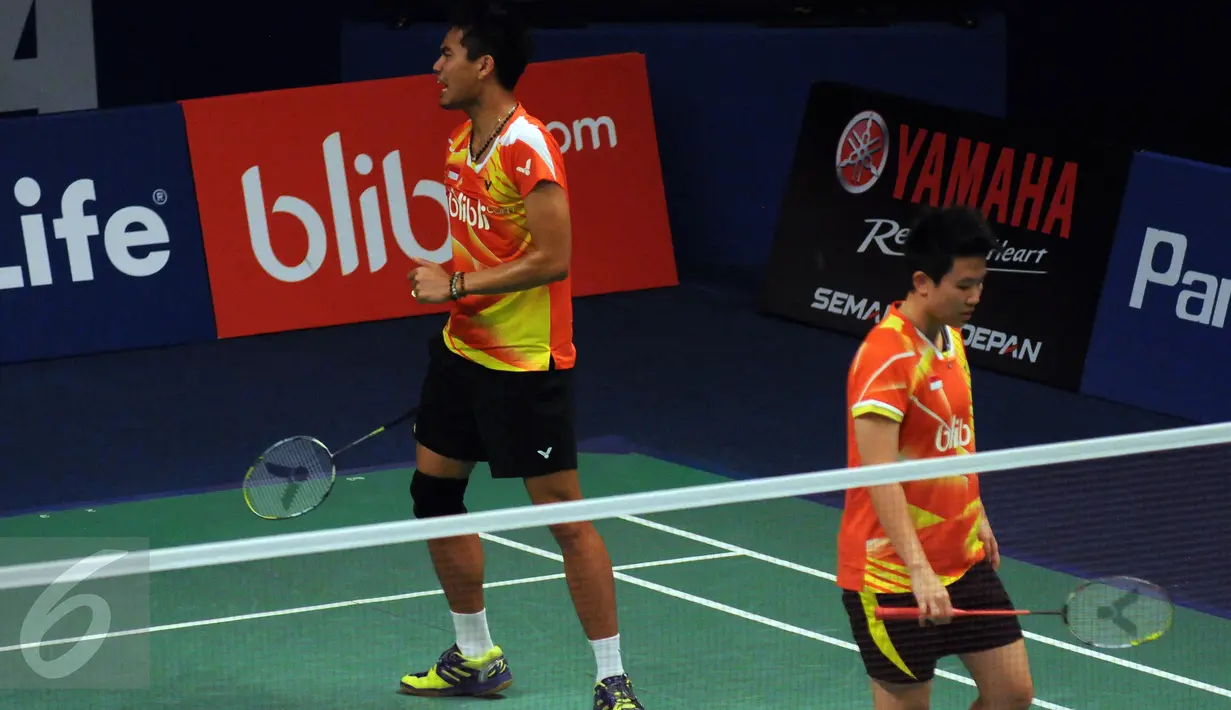 Tontowi Ahmad/Liliyana Natsir meluapkan kekecewaan saat laga melawan Kim Astrup/Line Kjaersfeldt (Denmark) di babak kedua BCA Indonesia Open 2016, Jakarta, Kamis (2/6). Tontowi Ahmad/Liliyana Natsir kalah 19-21, 17-21. (Liputan6.com/Helmi Fithriansyah)