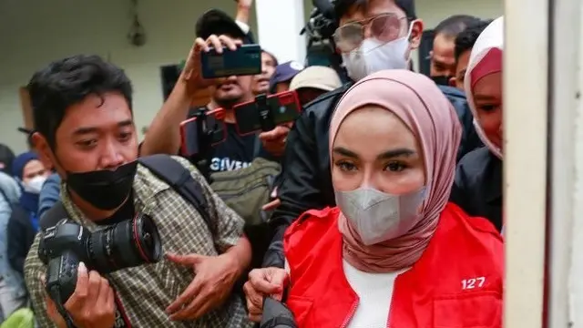 Ayahnya Meninggal, Ini 5 Potret Pilu Medina Zein Saksikan Pemakaman dari Penjara
