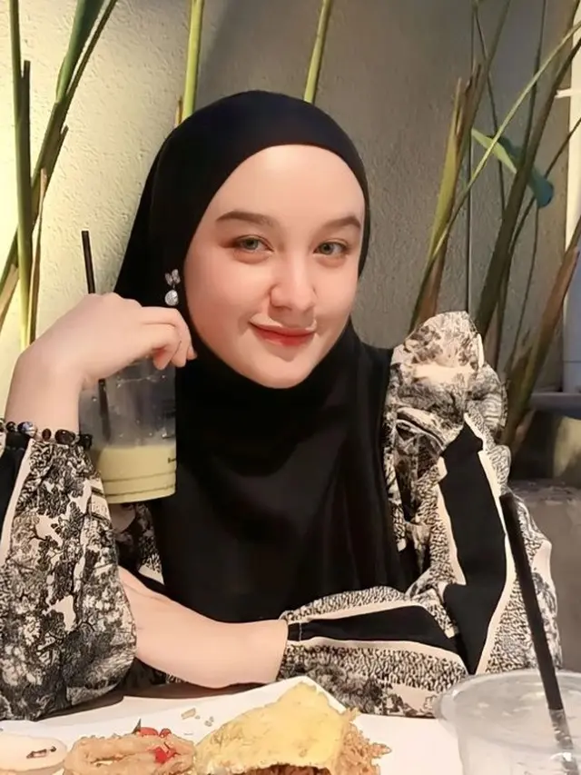 Potret Hersa Rahayu Julianti memegang minuman (Sumber: Instagram/hersa_echaa)