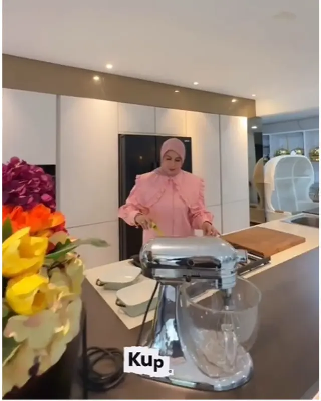 6 Potret dapur Marini Zumarnis di rumah mewah capai Rp 100 miliar, elegan dan Instagramable