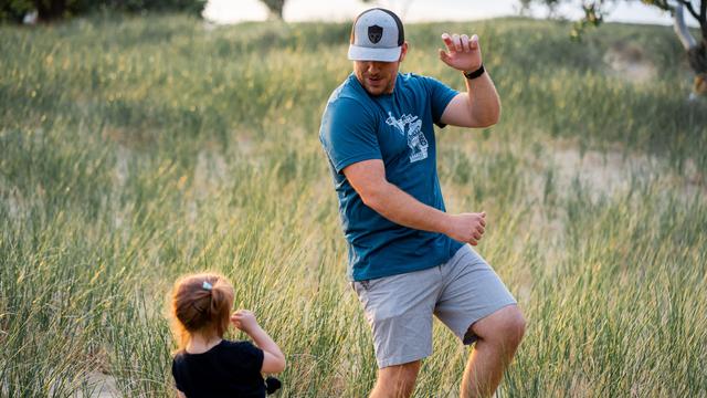 Iustrasi ayah bersama anak perempuannya