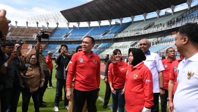 Ketua Umum PSSI Mochamad Iriawan bersama Wali Kota Surabaya Tri Rismaharini (Risma) meninjau lapangan ke Stadion Utama Gelora Bung Tomo (GBT) Surabaya pada Senin, 1 Februari 2020. (Foto: Liputan6.com/Dian Kurniawan)