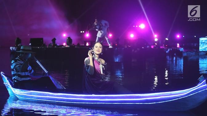 Maudy Ayunda menyanyi di atas perahu saat tampil dalam Grand Launch Vivo V15 Go Up di Taman Air Mancur Sri Baduga, Purwakarta, Jawa Barat, Selasa (5/3). Maudy mengaku senang bisa merasakan keunikan saat bernyanyi di atas perahu.(Fimela.com/Bambang E Ros)