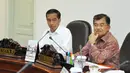 Presiden Joko Widodo didampingi Wakil Presiden Jusuf Kalla menggelar rapat terbatas (ratas) di Kantor Presiden, Komplek Istana Kepresidenan, Jakarta, Rabu (11/3/2015). (Liputan6.com/Faizal Fanani)