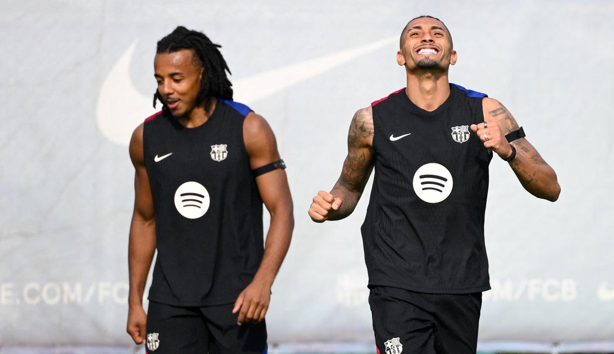 Pemain Real Madrid dan Barcelona melakukan persiapan jelang bentrok dalam El Clasico di Stadion Santiago Bernabeu pada pekan ke-11 La Liga 2024/2025. (AFP/Josep Lago)