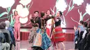 Sejumlah model memperagakan tarian saat peluncuran tema HEAL (Humanity, Earth, and Life) untuk Jember Fashion Carnaval 2026 di Jakarta. Karnaval yang akan berlangsung pada 24–26 Juli 2026 di Jember, Jawa Timur, mengusung pesan harmoni antara manusia, bumi, dan kehidupan melalui karya seni, budaya, serta kreativitas yang mengedepankan nilai keberlanjutan. (KLY/Budy santoso)