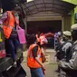Para pekerja tempat usaha pijat dan spa di Tangerang Selatan yang terbukti melakukan pelanggaran PSBB diamanakan petugas Satpol PP. (Liputan6.com/Pramita Tristiawati)