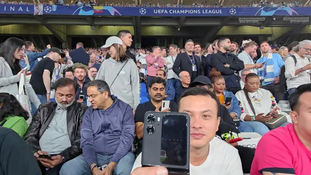 Aktor Nicholas Saputra menggunakan Oppo Find N2 Flip saat menyaksikan Final Liga Champions UEFA 2023 (Oppo)