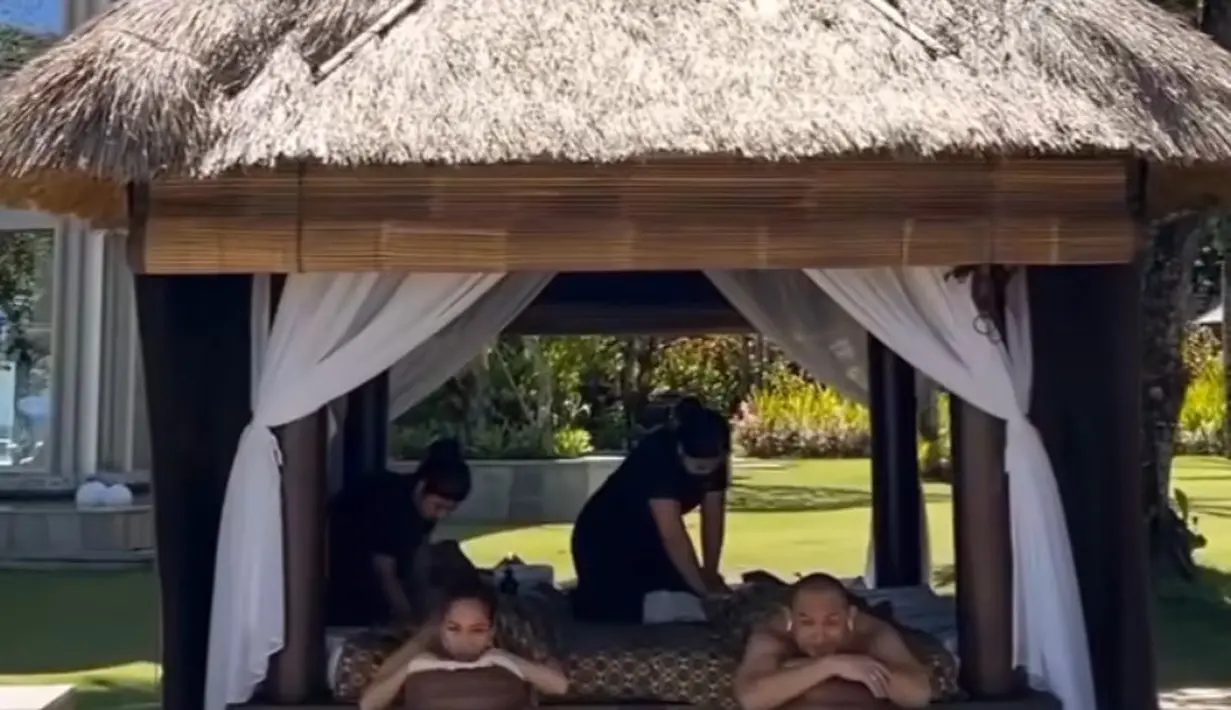 Di hotel tersebut keduanya pun menikmati berbagai aktivitas seperti pijat santai bersama dengan terapis di sebuah bangunan mirip saung.  [@sofitelbalinusadua]
