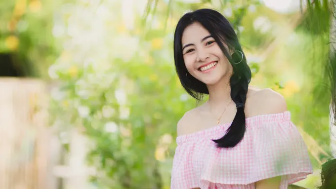 cantik tersenyum santai bahagia