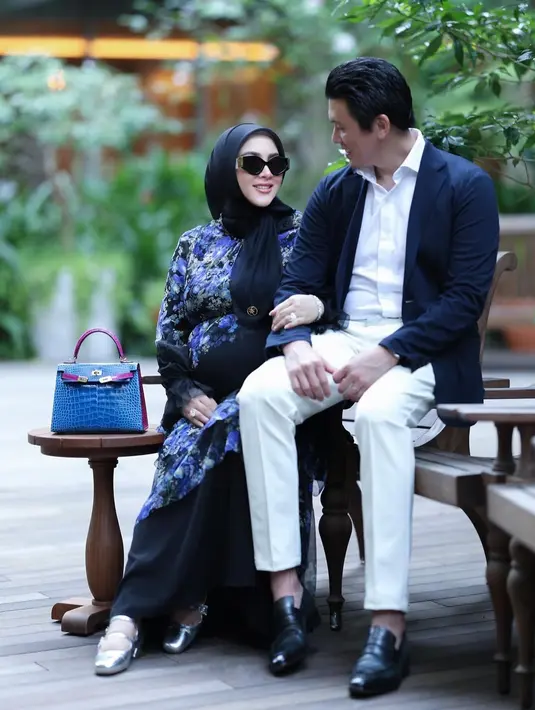 Untuk tetap nyaman di tengah baby bump-nya yang kian membesar, dan bobot tubuhnya yang kian naik, Syahrini kini kerap terlihat mengenakan dress longgar. Pilihan dress longgarnya bisa jadi inspirasi buat para bumil. [@princessyahrini]