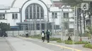 Warga beraktivitas di Kawasan Kota Tua, Jakarta, Rabu (3/8/2022). Proyek revitalisasi jalur pedestrian di kawasan Kota Tua akan selesai pada Agustus 2022, yang sudah mencapai 98 persen. (Liputan6.com/Herman Zakharia)