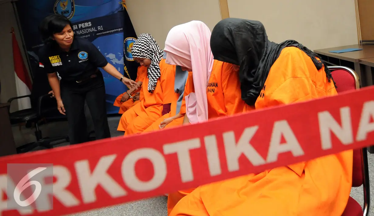Petugas BNN memeriksa empat wanita dari tujuh tersangka penyelundupan narkoba jenis sabu saat rilis di Jakarta, Selasa (24/5/2016). BNN mengungkap dua kasus penyelundupan narkoba jenis sabudengan tujuh orang tersangka. (Liputan6.com/Helmi Fithriansyah)