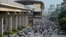 Suasana lalu lintas yang didominasi sepeda motor pada jam sibuk di sebuah jalan di pusat kota Hanoi, 4 Juli 2017. Dalam laporan pemerintah kota, jumlah sepeda motor di ibu kota Vietnam sudah pada tahap mengkhawatirkan. (AFP PHOTO/HOANG DINH Nam)