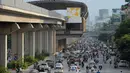 Suasana lalu lintas yang didominasi sepeda motor pada jam sibuk di sebuah jalan di pusat kota Hanoi, 4 Juli 2017. Dalam laporan pemerintah kota, jumlah sepeda motor di ibu kota Vietnam sudah pada tahap mengkhawatirkan. (AFP PHOTO/HOANG DINH Nam)