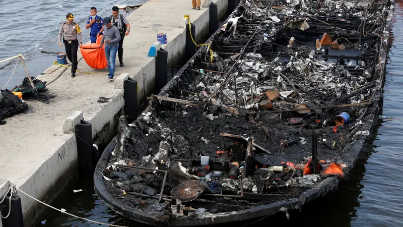 20170101-Kapal Wisata Zahro Express Terbakar di Muara Angke-Jakarta