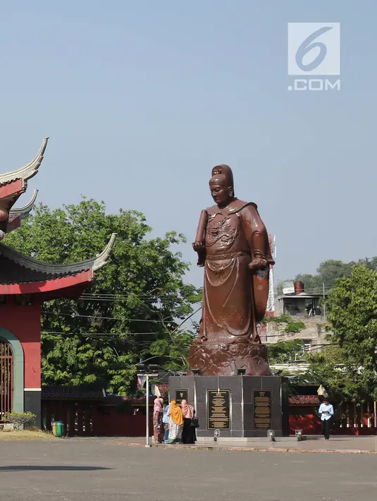<p>Suasana Kelenteng Sam Poo Kong di kawasan Simongan, Semarang, Jumat (20/7). Kelenteng Gedung Batu Sam Poo Kong sebuah petilasan yaitu bekas tempat persinggahan pertama Laksamana Tiongkok beragama islam Zheng He/Cheng Ho. (Liputan6.com/Herman Zakharia)</p>