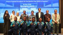 Para petinggi dari SKF dan PT Freeport Indonesia berfoto dengan para pemain dari Papua Football Academy dalam acara pendatanganan MoU antara SKF dan PT Freeport Indonesia di Hotel LangHam, Jakarta pada Senin (26/5/2025).